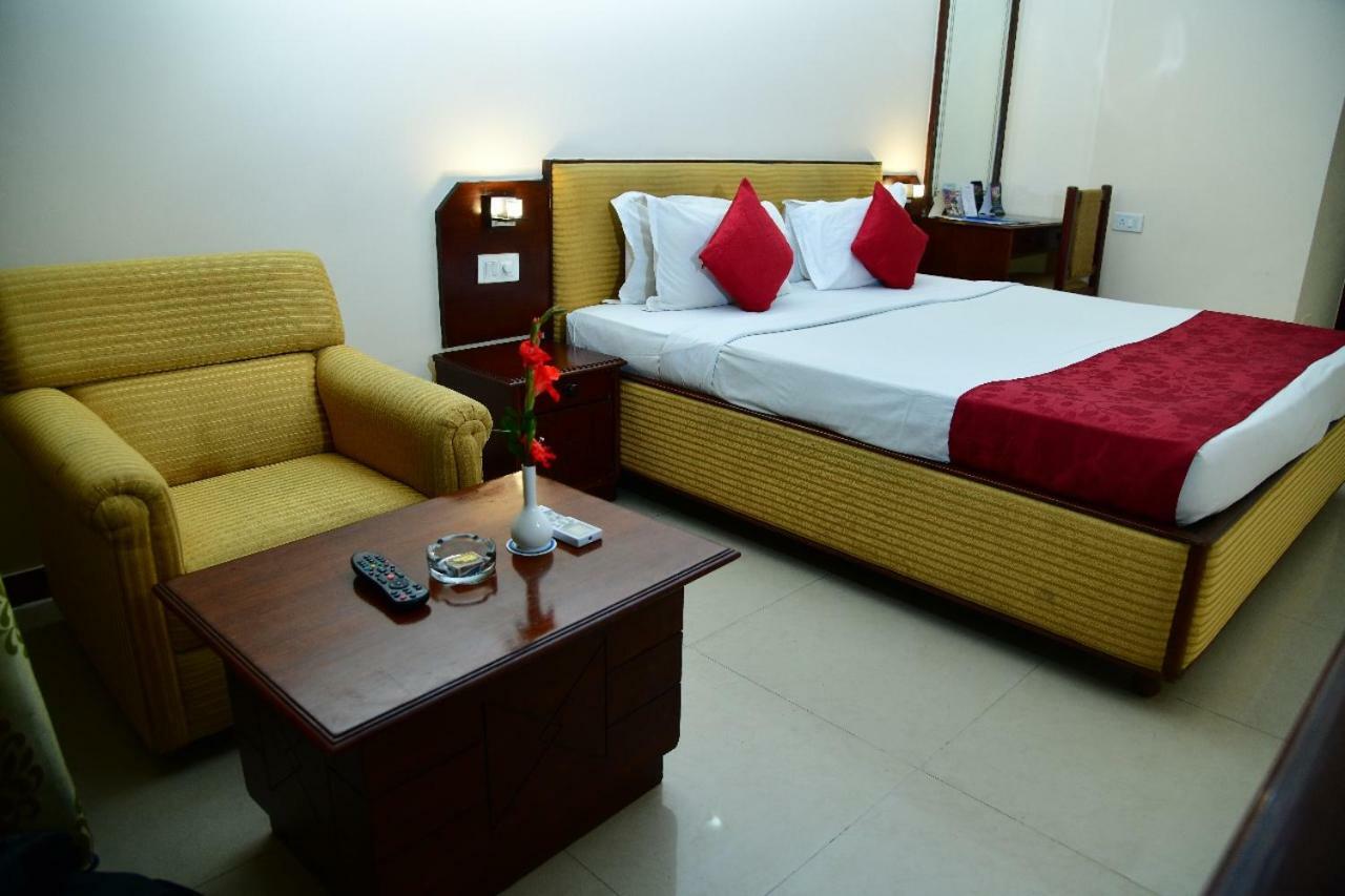 The Presidency Hotel Bhubaneswar Exterior foto